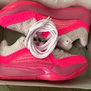 Brand New in Box Nike KD16 size 8.5 W/7M Aunt Pearl